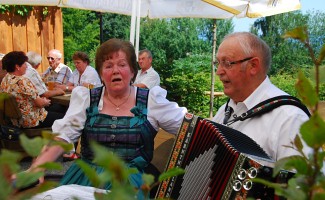 Volksmusiknachmittag im Biergarten des Hotels Bergfried